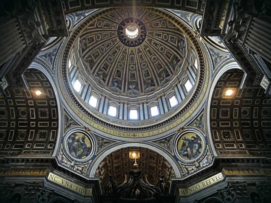 la cupola della basilica di san pietro al vaticano illuminata di notte