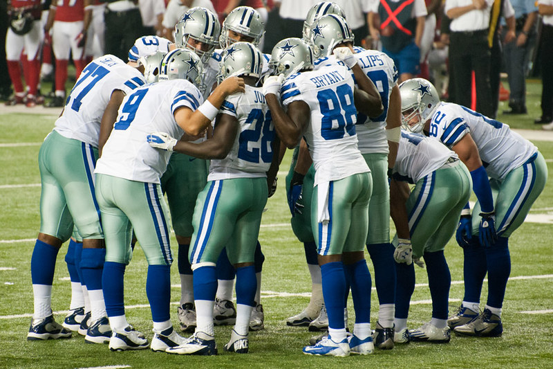 dallas cowboys huddle