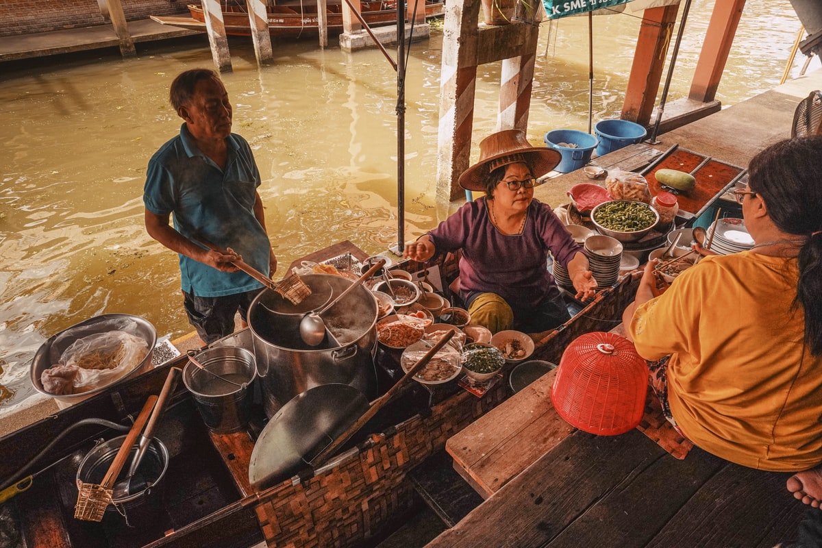 damnoen saduak floating market bangkok