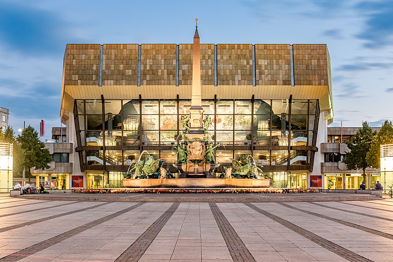 das gewandhaus und der mendebrunnen in leipzig bei nacht