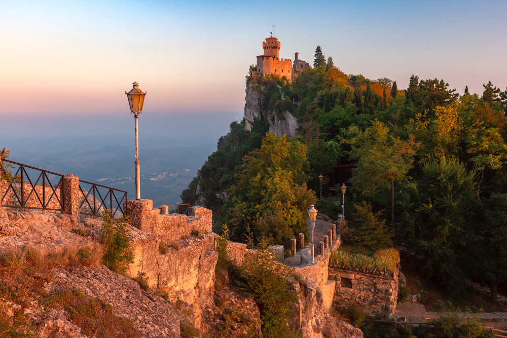 de la fratta o cesta seconda torre sul crinale del monte titano nella citta di san marino della repubblica di san marino durante l ora d oro al tramonto