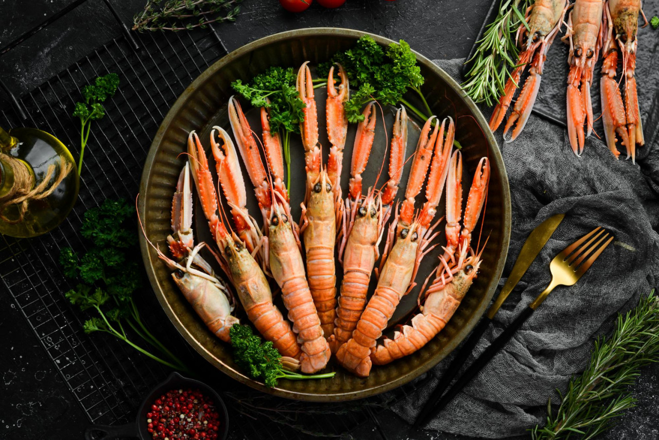 delicious bowl scampi prawns with garlic butter parsley top view free copy space