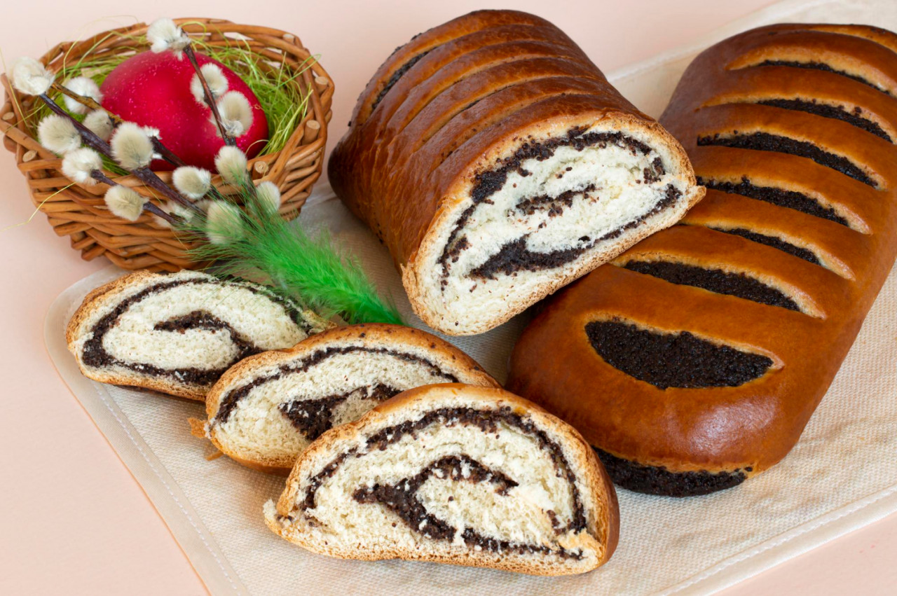 delicious easter roll with poppy seeds makowiec