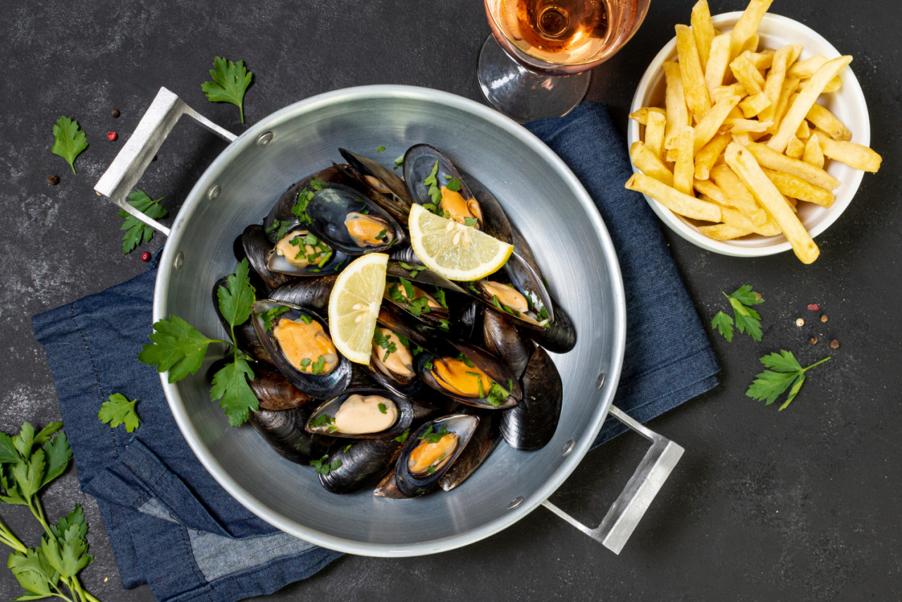 delicious mussel shells with french fries