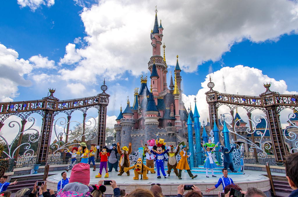 disneyland paris mickey presents happy anniversary show 20170426
