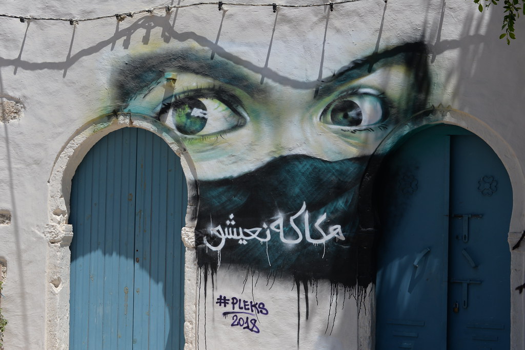 Murale colorato di street art nel quartiere Djerbahood