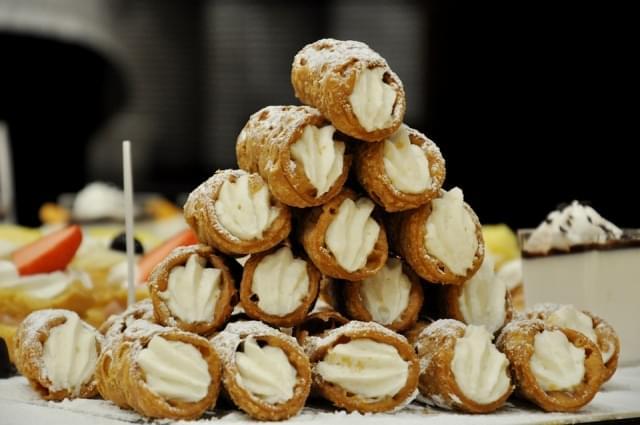 dolci cannoli siciliani con ricotta