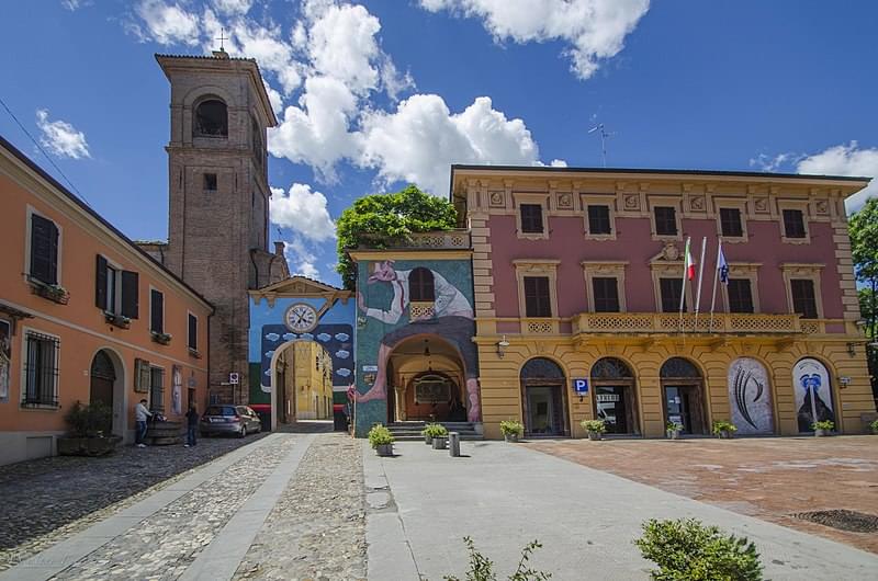 dozza piazza zotti e campanile