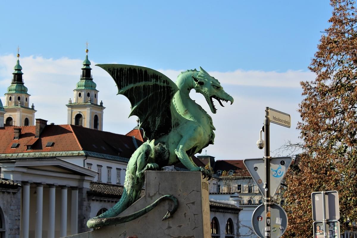 dragon statua ljubljana autunno