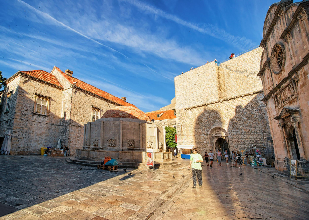 dubrovnik croatia august 20 2016 people large onofrio fountain square stradun street old town dubrovnik croatia