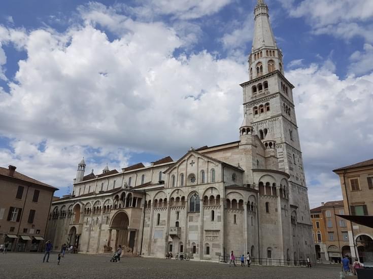duomo di modena vista dalla piazza