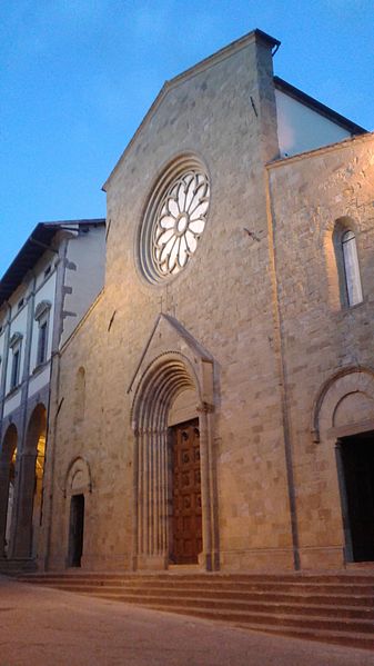 e sito al centro di sansepolcro il duomo