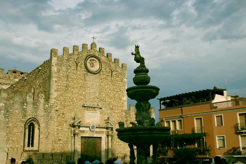 duomo e fontana taormina