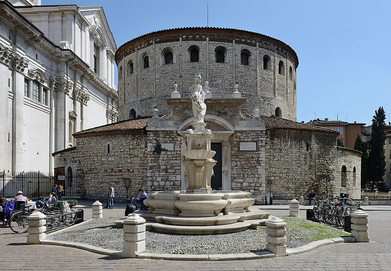 esterno del duomo vecchio di brescia