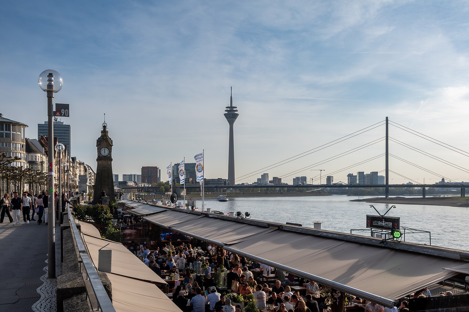 rheinufer promenade dusseldorf con folla di gente ai mercatini e lungofiume