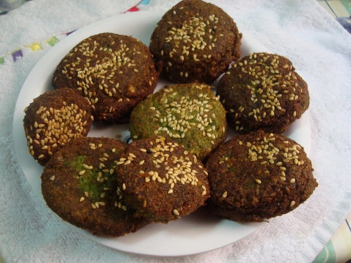 Falafel egiziani Ta’amiyya serviti con verdure