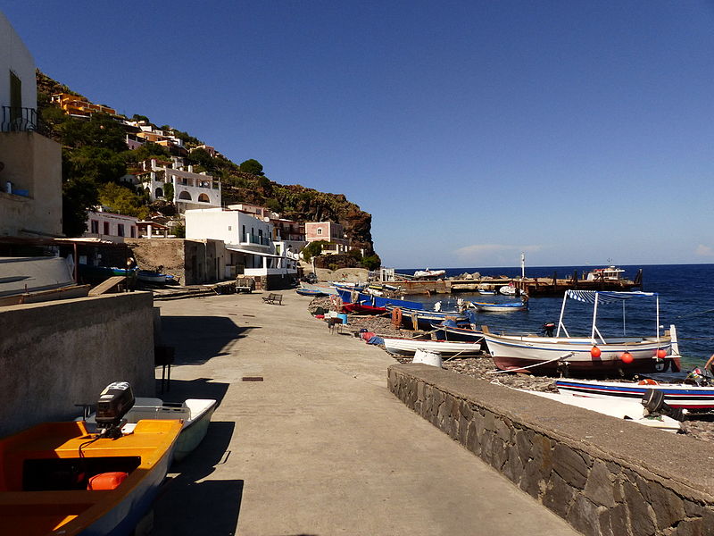 el puerto isla de alicudi islas eolias sicilia italia 2015