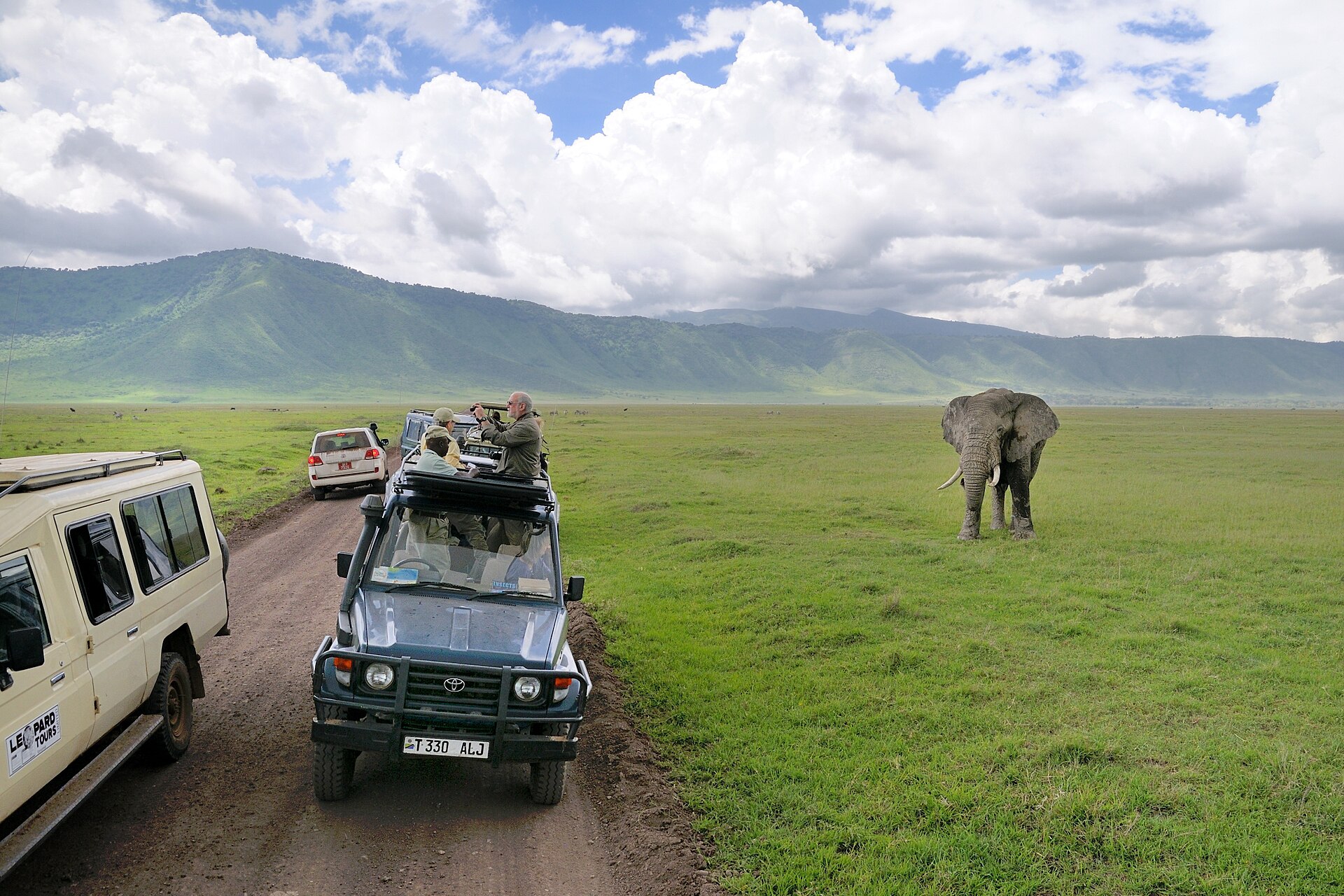 elephantandtouristsatngorongorocrater
