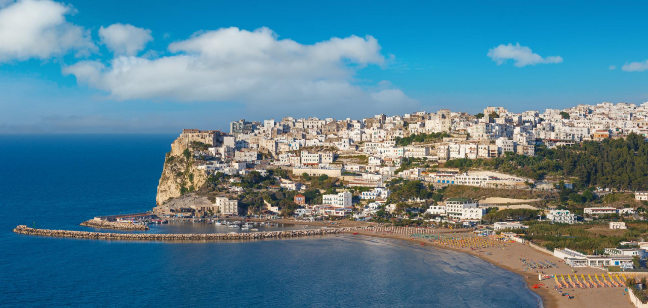 estate mare arroccato peschici splendida vista sulla citta penisola del gargano in puglia italia persone irriconoscibili