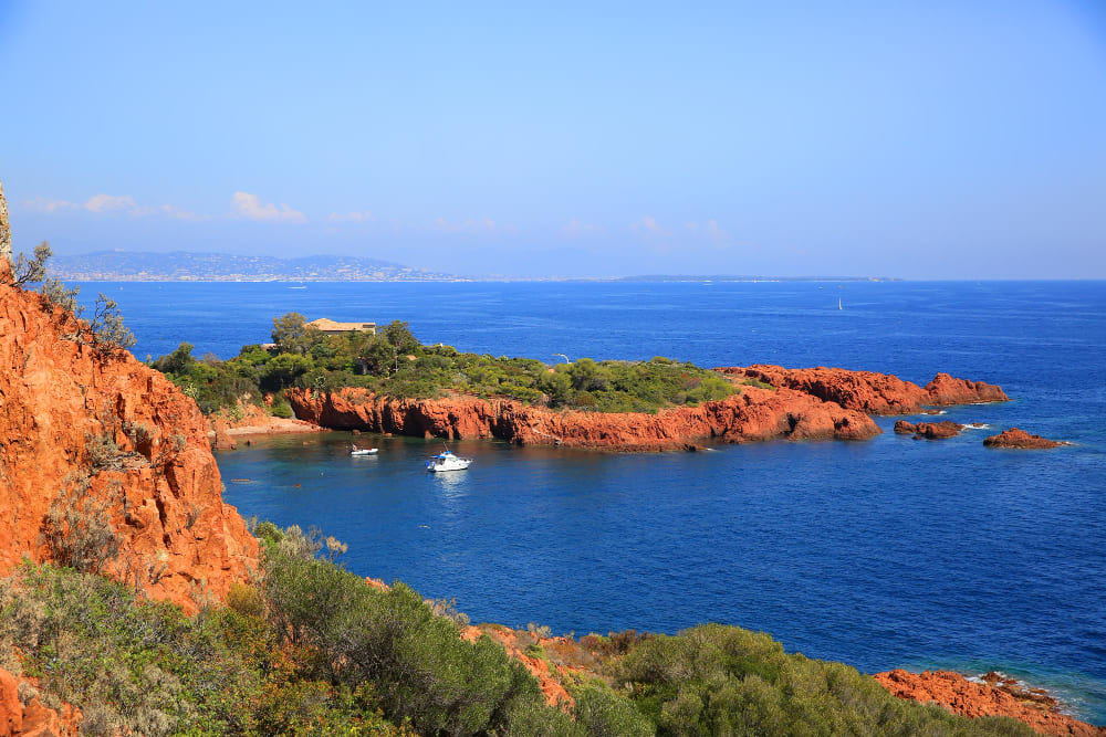 esterel rocce rosse mediterranee costa spiaggia e mare costa azzurra in costa azzurra vicino a cannes saint raphael provenza francia europa