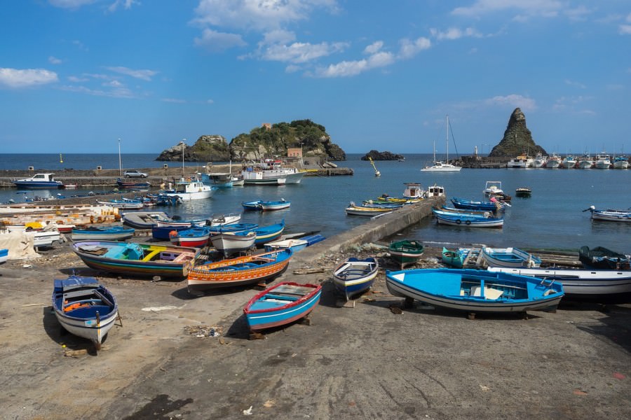 imperdibile la sosta balneare al lido dei ciclopi