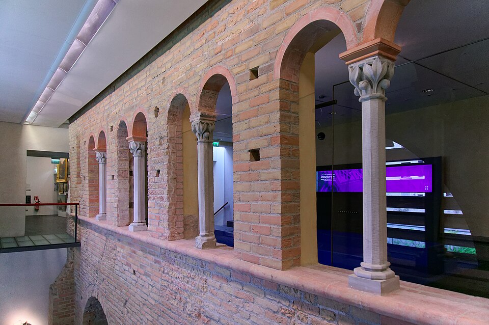 facade aux baies geminees de l ancien eveche de grenoble