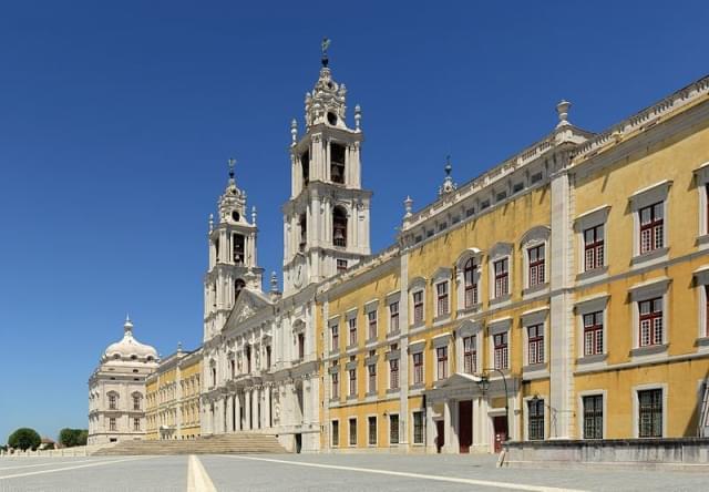 facciata principale del palazzo nazionale di mafra