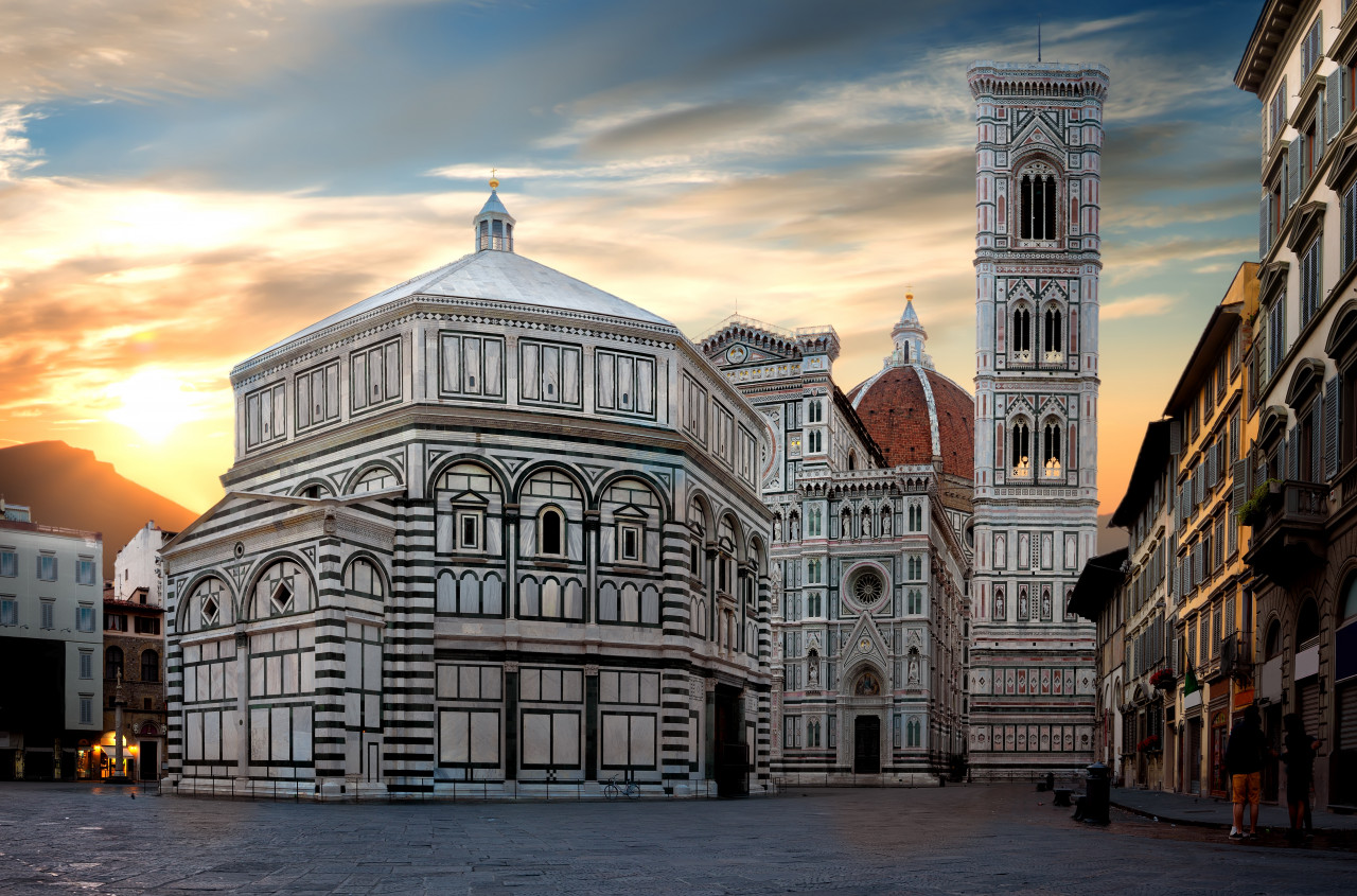 famous cathedral santa maria del fiore florence sunrise