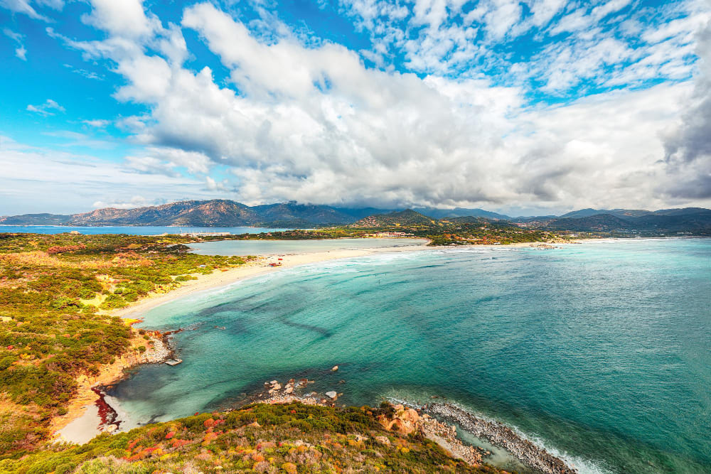 fantastica vista sulla laguna di porto giunco con acque turchesi e torre antica