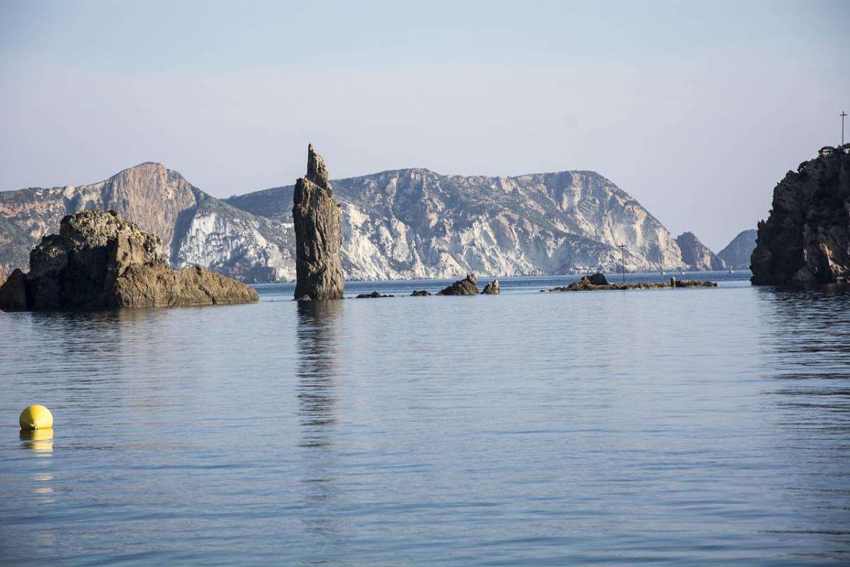 faraglioni ponza mare blu