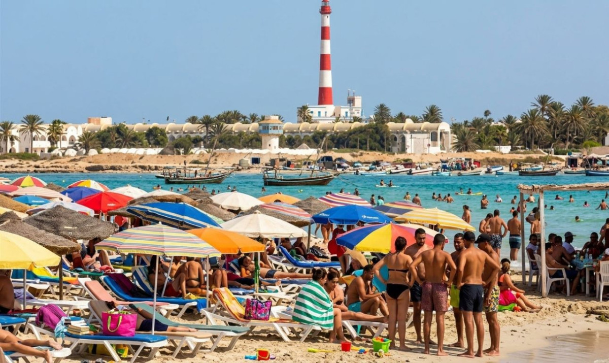 Il faro a strisce bianche e rosse di Taguermess sulla spiaggia