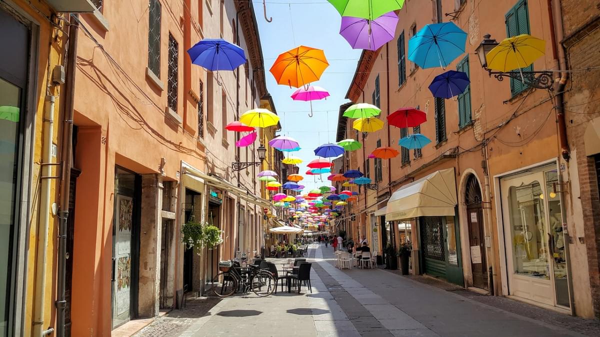 ferrara ombrello decorazione strada 1