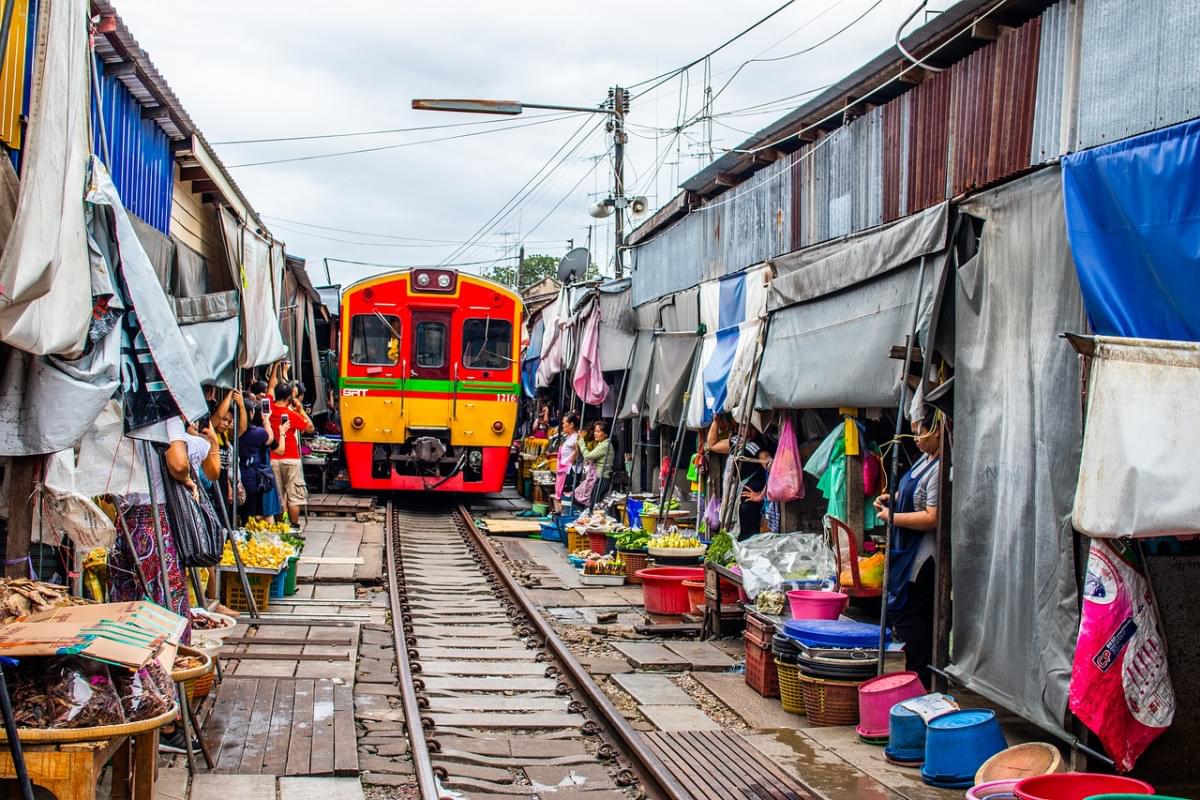 ferrovia treno maeklon mercato