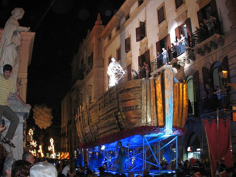 carro di santa rosalia in processione ai quattro canti