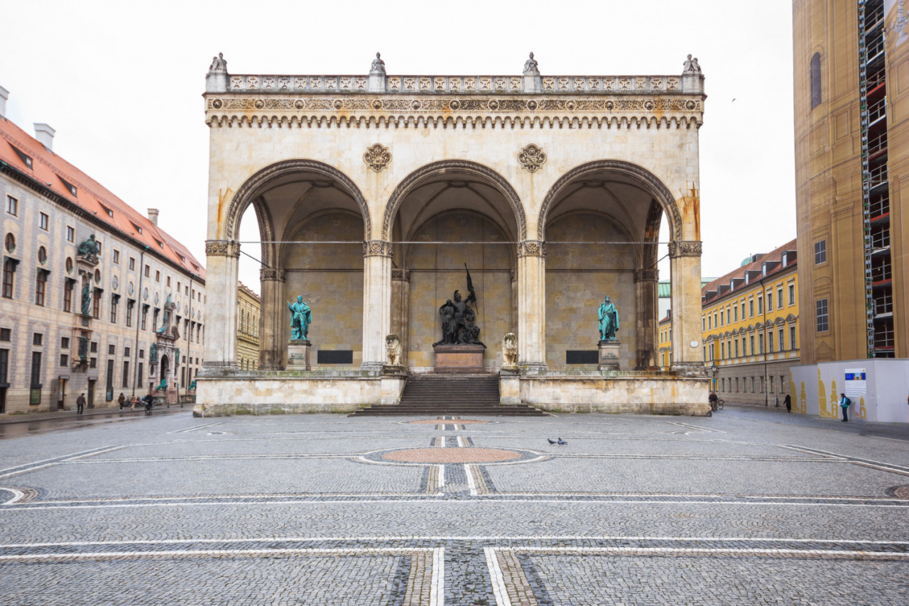 field marshall s hall lion statue front feldherrnhalle odeonsplatz munic