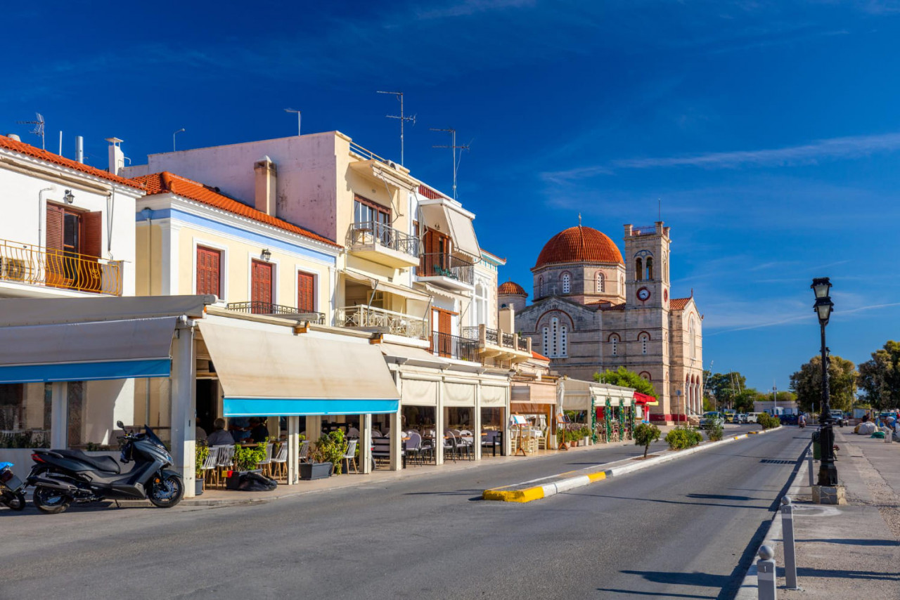 fine settimana greco bella cittadina sull isola di egina grecia europa