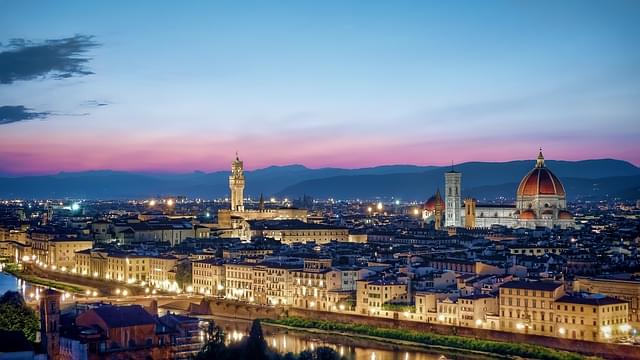 Panorama di Firenze illuminata di sera