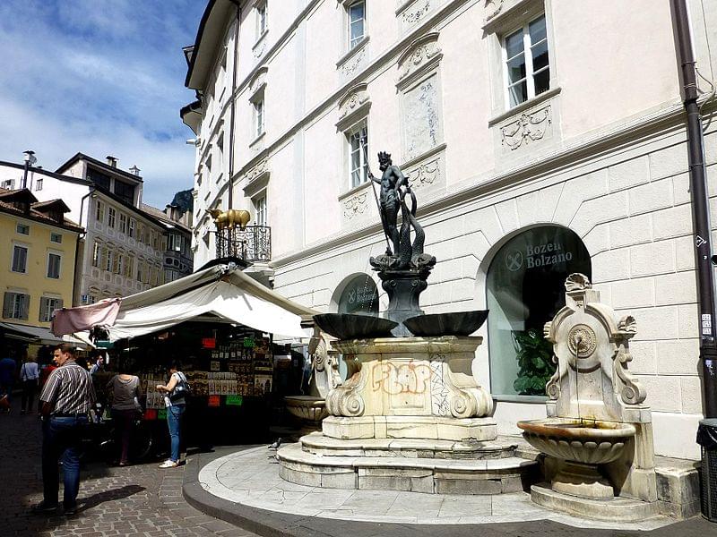 fontana del nettuno piazza delle erbe bolzano