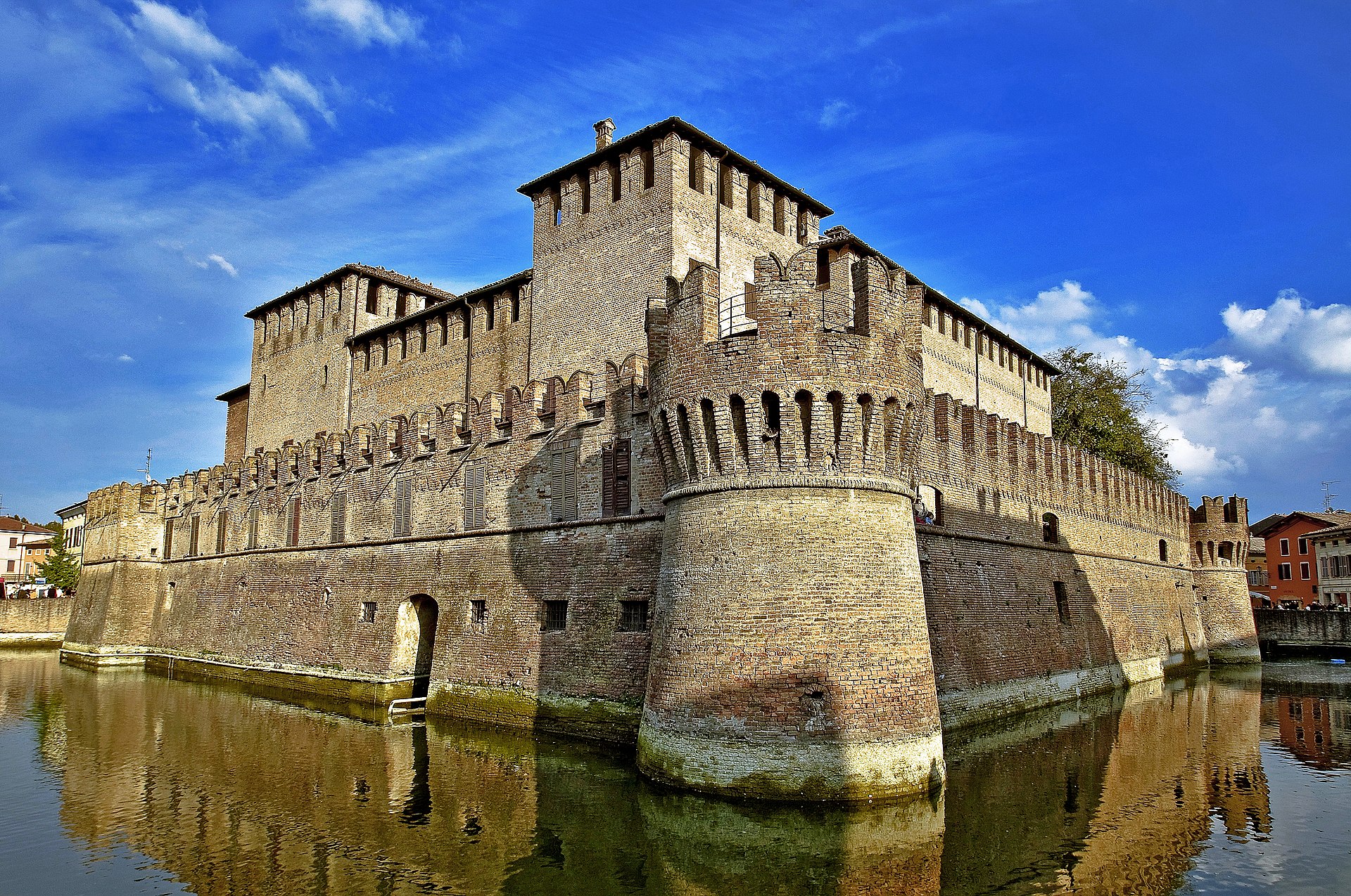 Rocca Sanvitale di Fontanellato circondata dal fossato colmo d'acqua.
