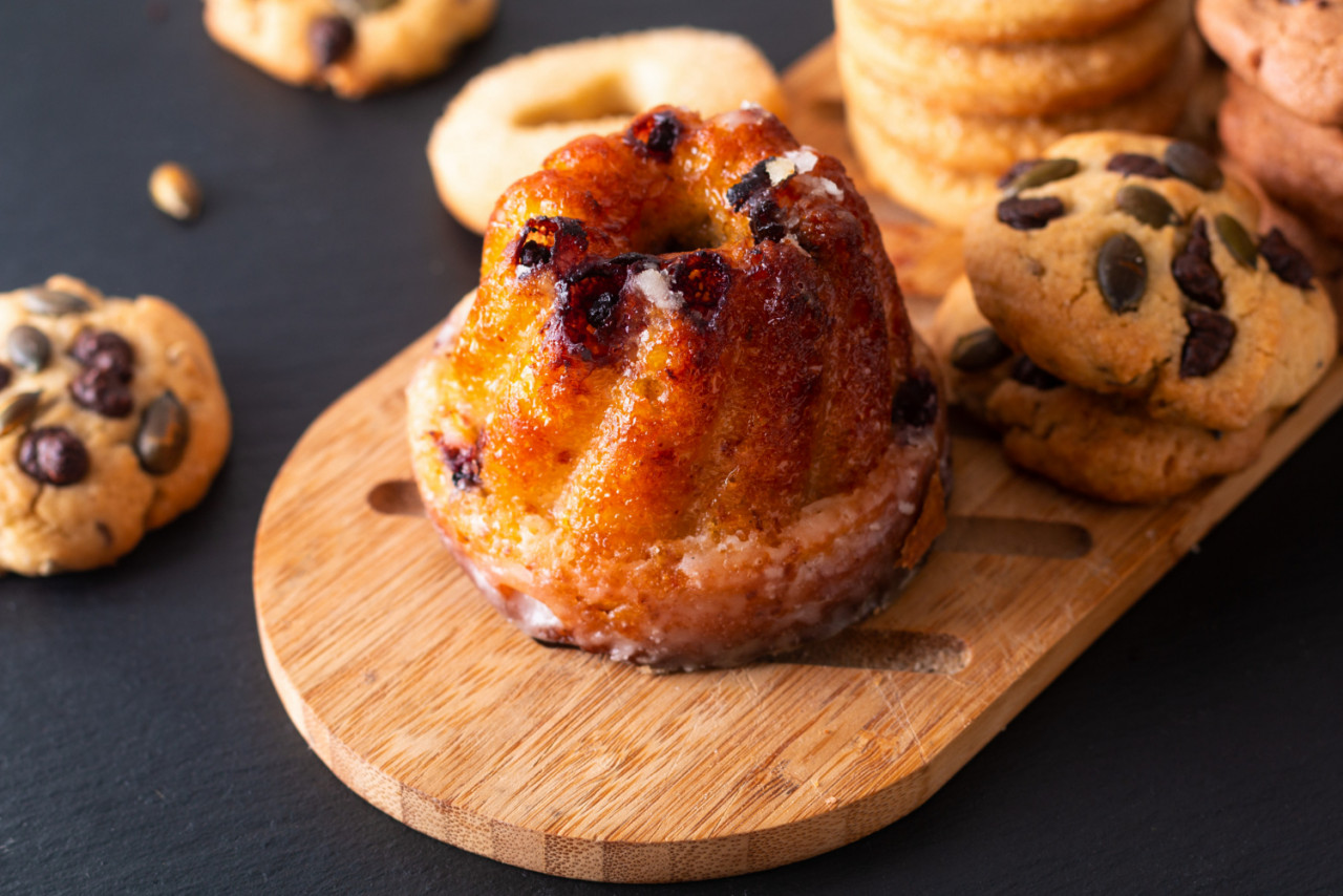 food breakfast snack gugelhupf kougelhopf kouglof yeast bundt ring cake with cookies black