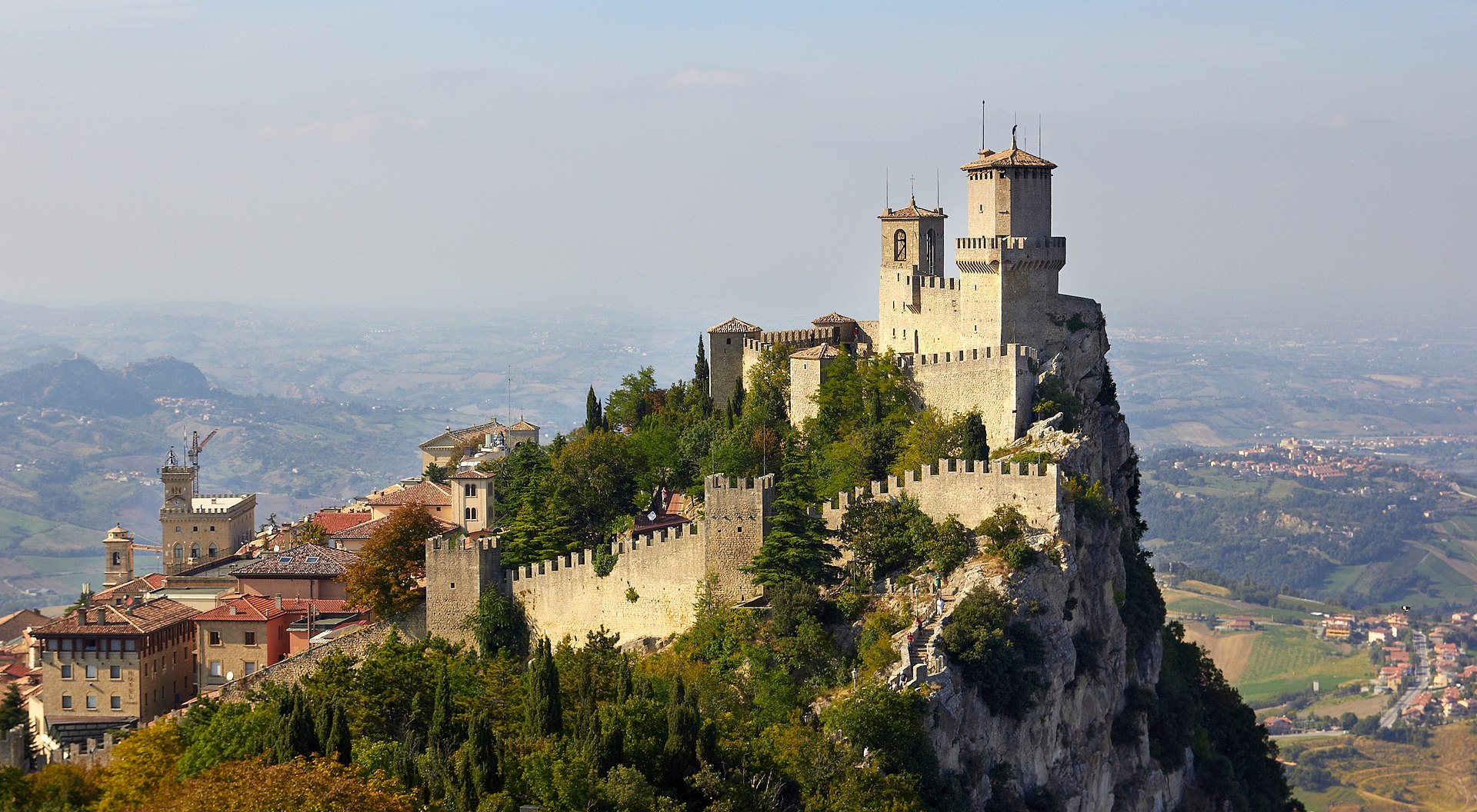 prima torre fortezza guaita nella citta di san marino della repubblica di san marino in giornata di sole