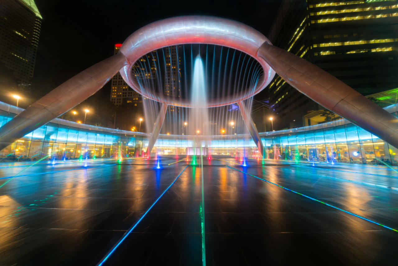 fountain show at fountain of wealth suntec tower in singapore