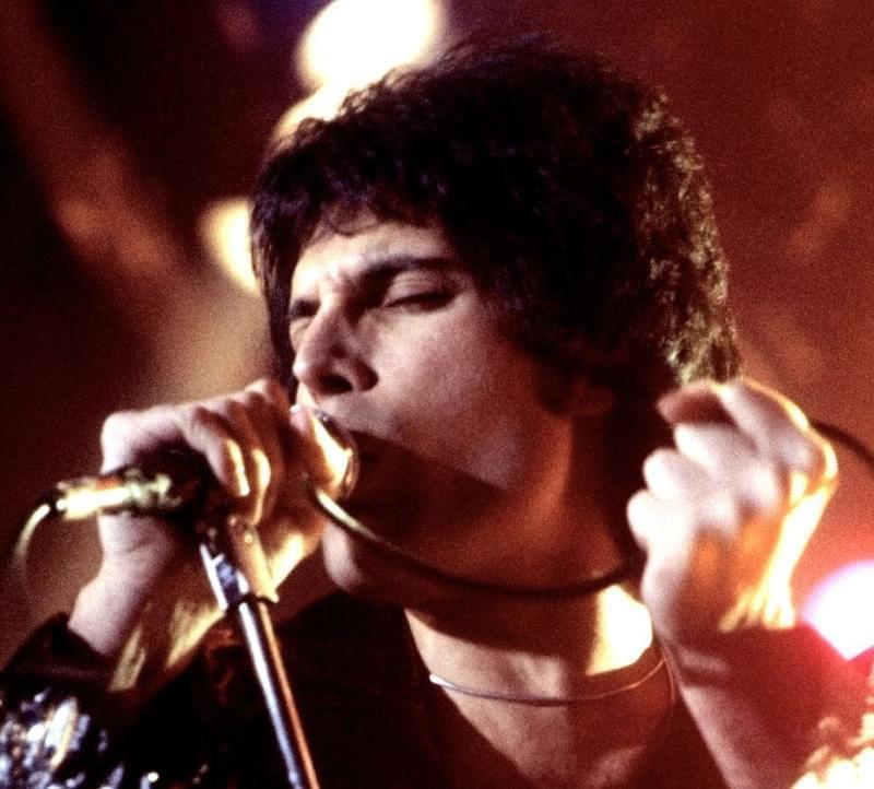 Freddie Mercury durante una esibizione