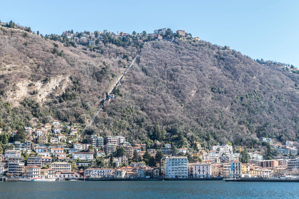 frente al lago como funicular brunate