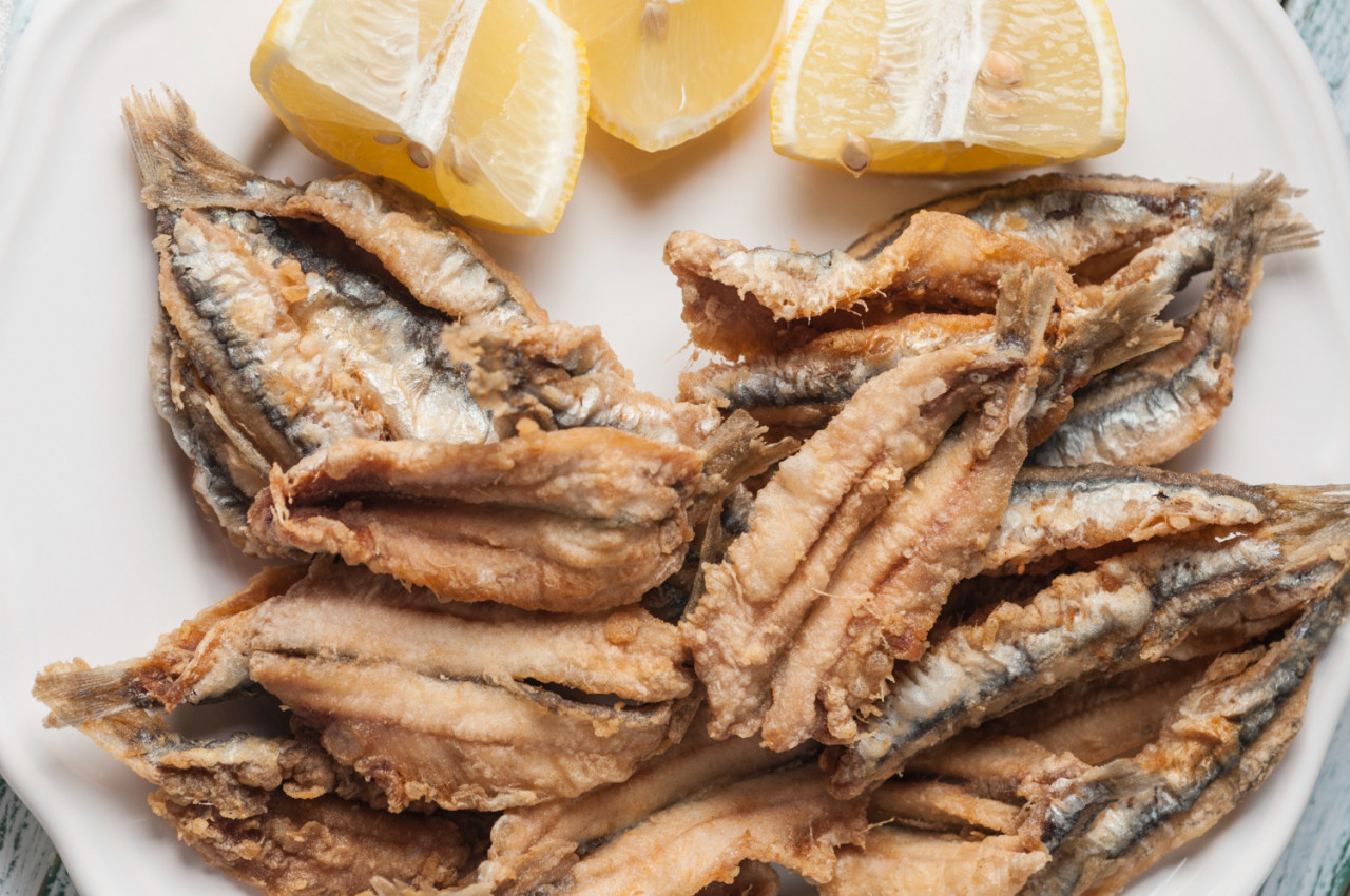 fried anchovies with lemon