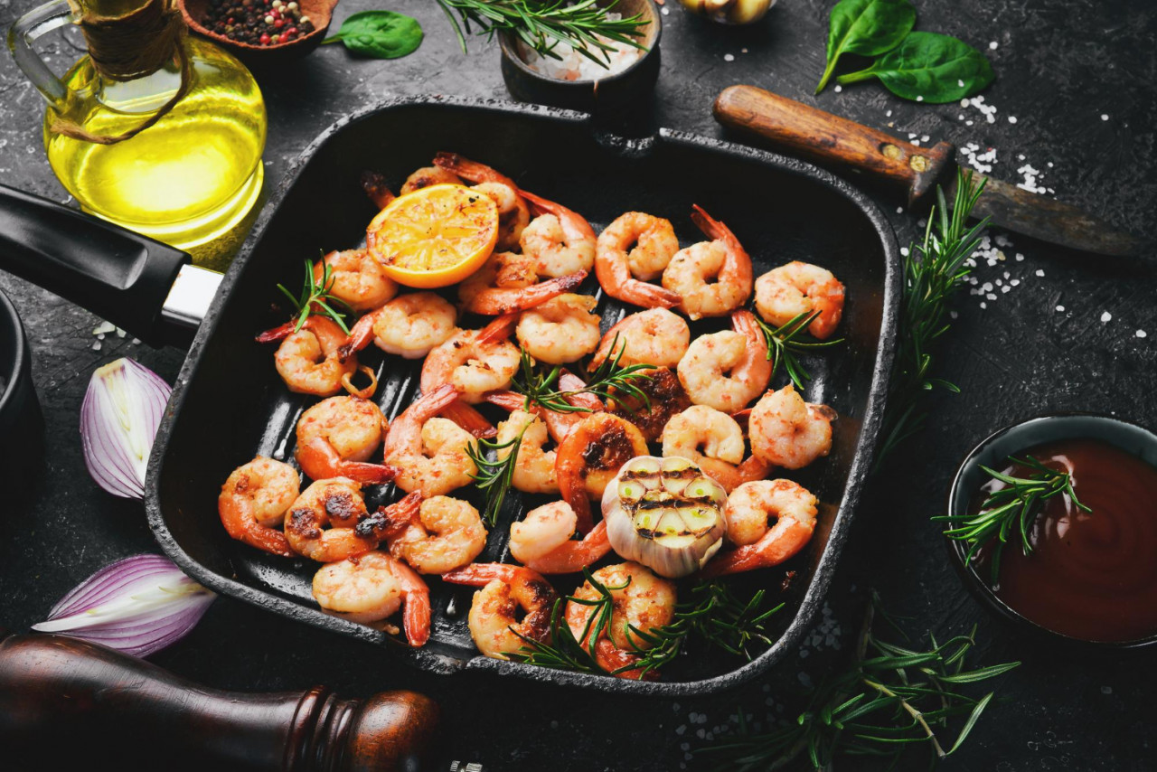 fried shrimp with garlic lemon pan seafood black stone background