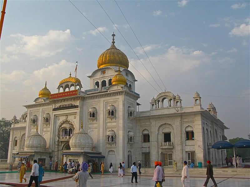 front view of gurudwara bangla sahib delhi