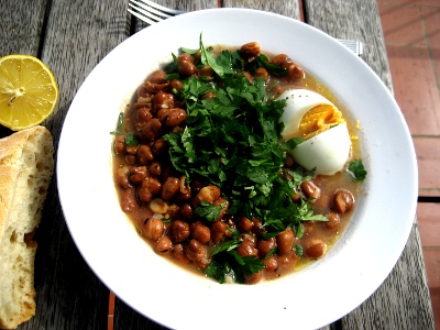 Piatto di Ful Medames con fave cucinate alla maniera egiziana