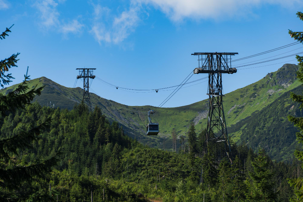 funicolare sui monti tatra in polonia scalando la montagna kasprowy wierch foto in estate