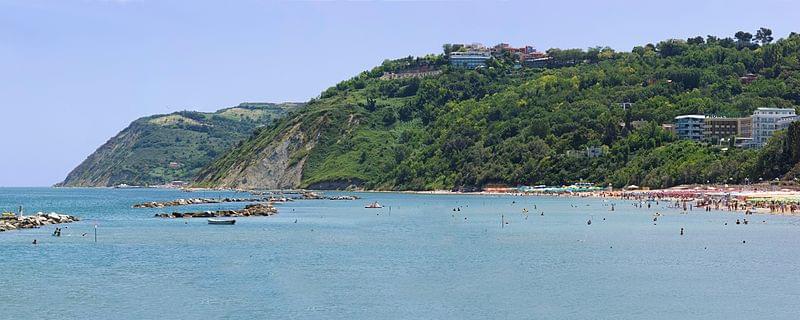 gabicce monte e vallugola visti da gabicce mare panorama